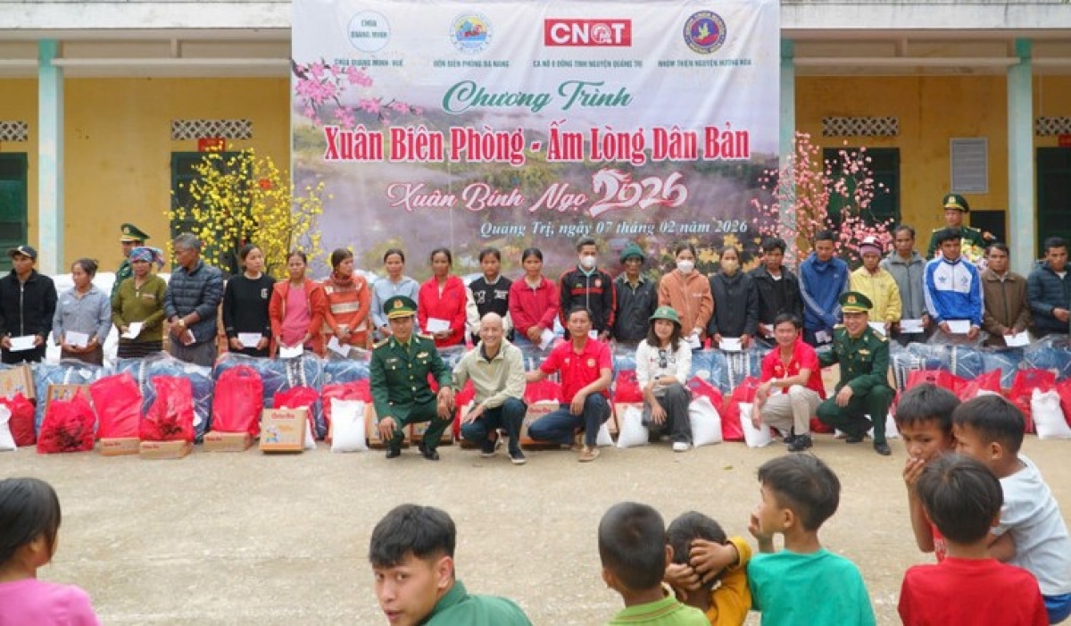 Đồn Biên phòng Ba Nang phối hợp các nhà hảo tâm trao quà cho người dân xã Đakrông.