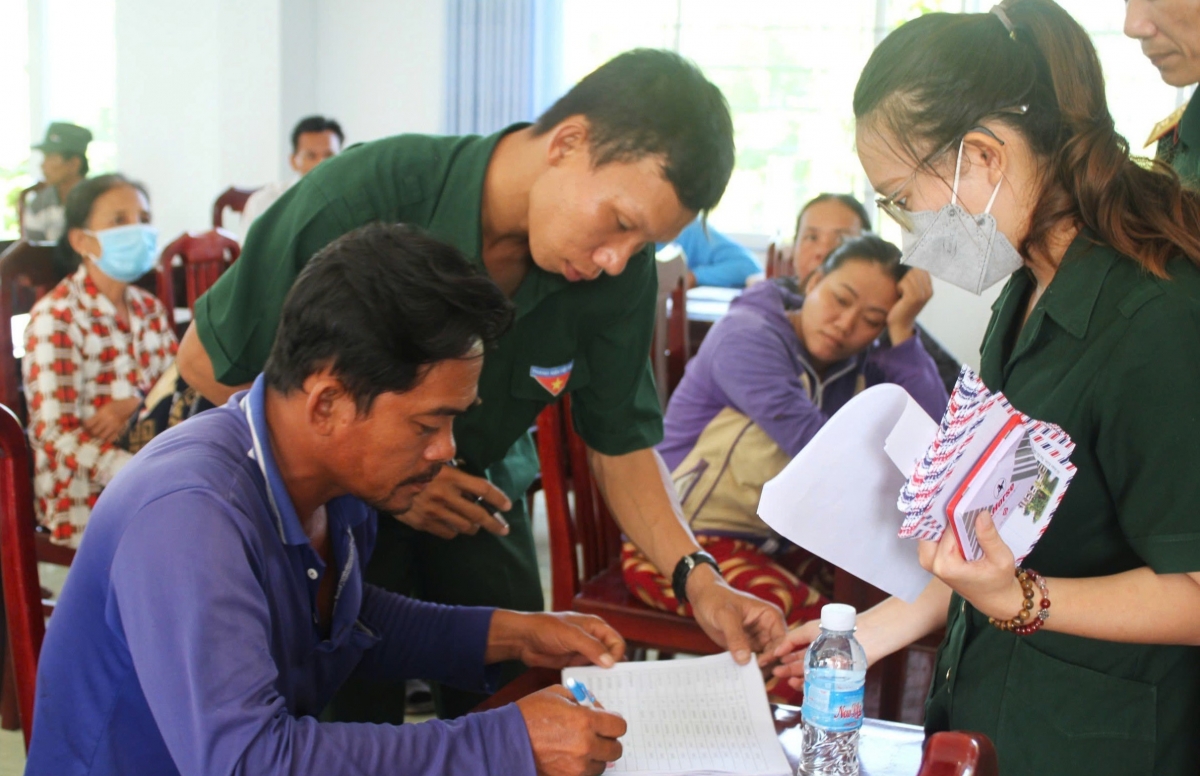 Các Đảng viên-Tri thức trẻ tình nguyện tặng quà cho người dân có hoàn cảnh khó khăn trên địa bàn