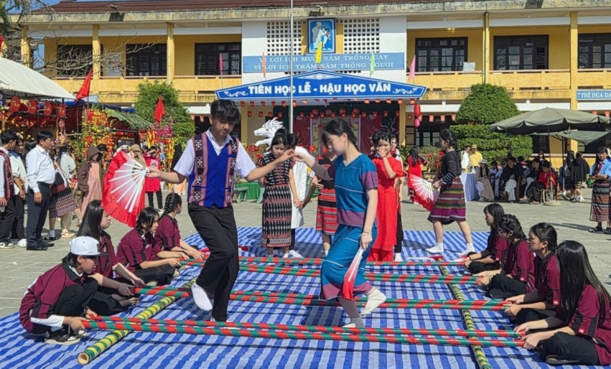 Những màn nhảy sạp sôi nổi khuấy động không khí sân trường.