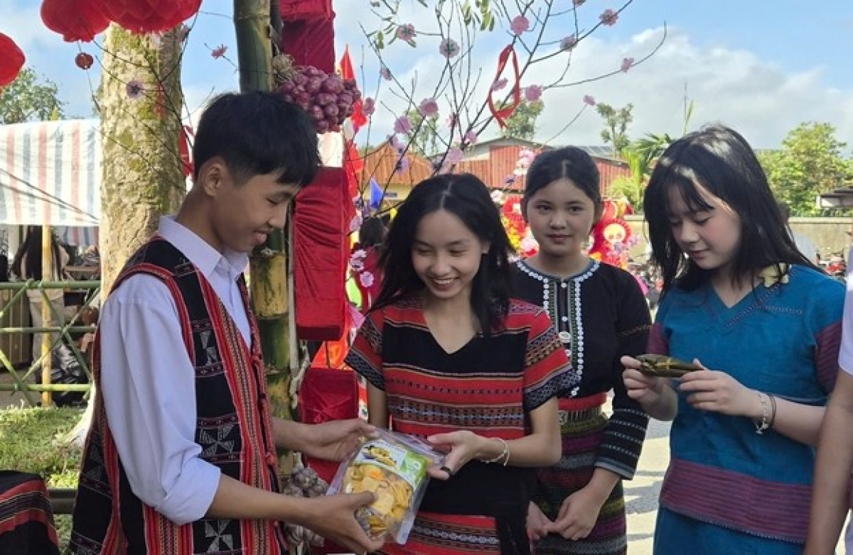 Các em học sinh hào hứng với gian hàng ẩm thực.