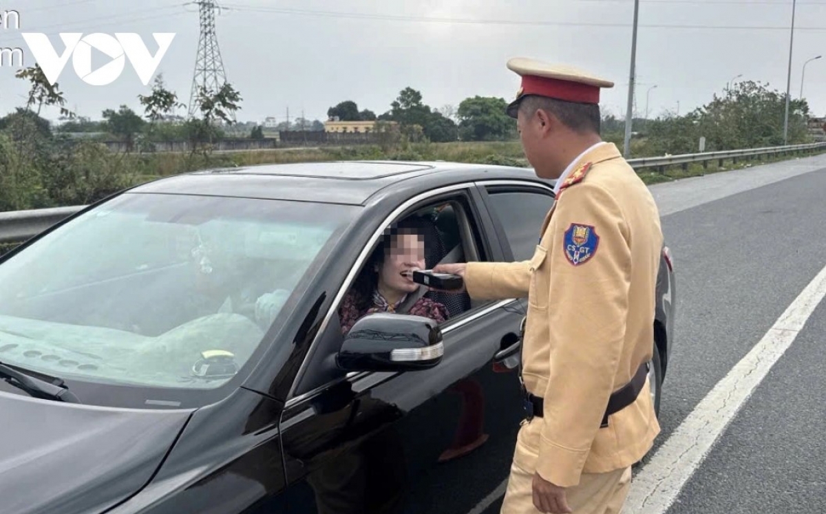 Trong 9 ngày nghỉ Tết Nguyên đán Bính Ngọ 2026, CSGT phát hiện, xử lý 26.337 trường hợp vi phạm về nồng độ cồn. So với cùng thời gian Tết Nguyên đán Ất Tỵ 2025, tăng 9.188 trường hợp.