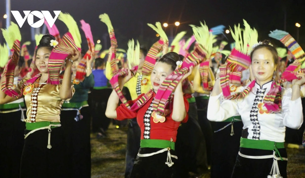 Kamei dara bangsa Thai bhum Mường Lò dalam ragam tamia xoe harei bal pataih