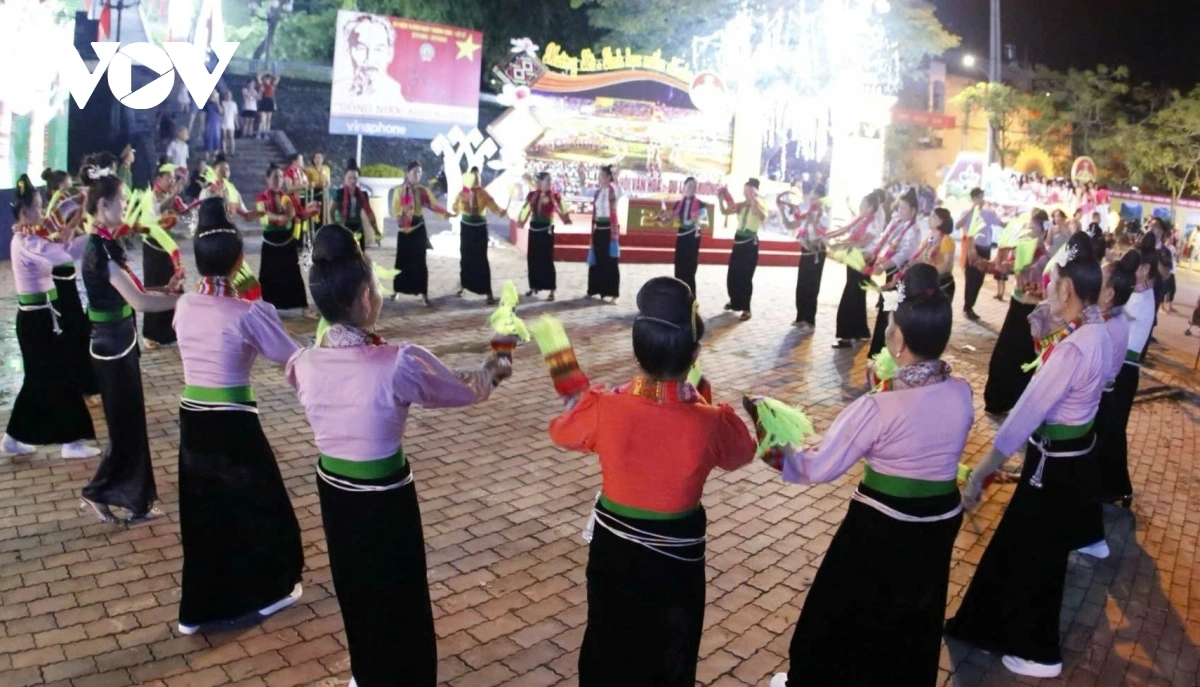 Ragam tamoa xoe oh kurang lahik blaoh daok peih praong di tukvak halei