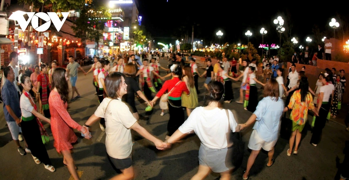 Urang Thai Mường Lò yaih khan ragam tamia xoe di dom ban medin praong