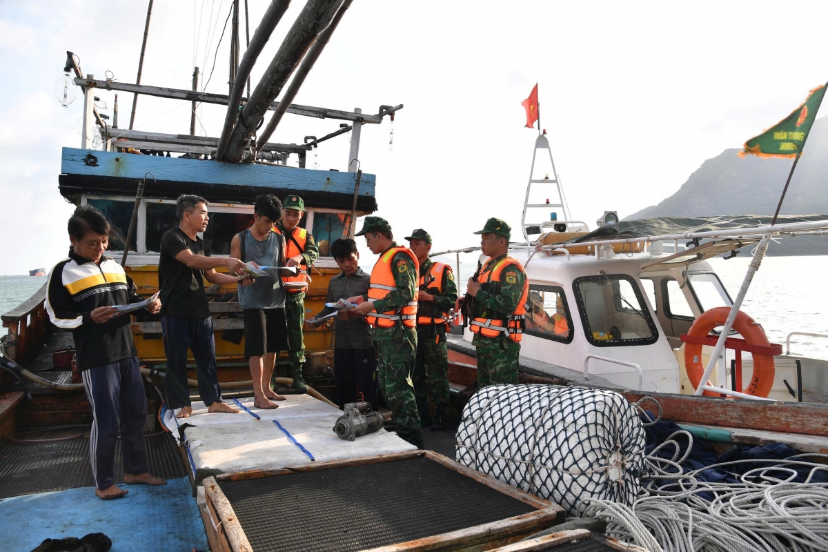 -Phung lĭng kahan knông lăn jing anôk knang kjăp mơ̆ng phung mă kan hdang.