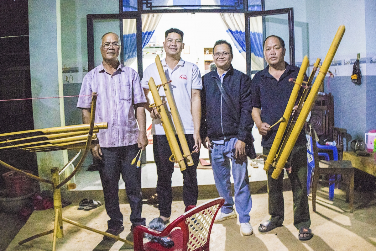 Nghệ nhân A Phin dâk n'glêh dŭt đah ma
 