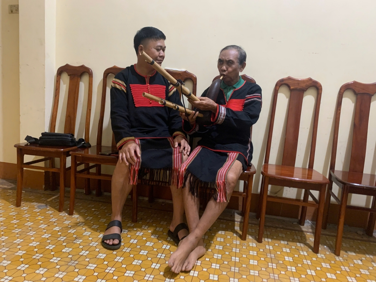 Nghệ Nhân Y Kŭt Niê ntĭm nô Y Tía uh mboăt
 