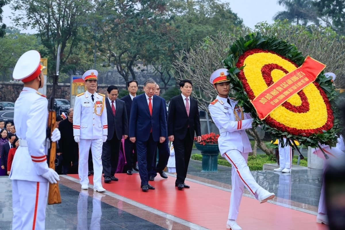 Phung khua kiă kriê Đảng, Knŭk kna nao čuă msat Khua gĭt gai Hồ Chí Minh.