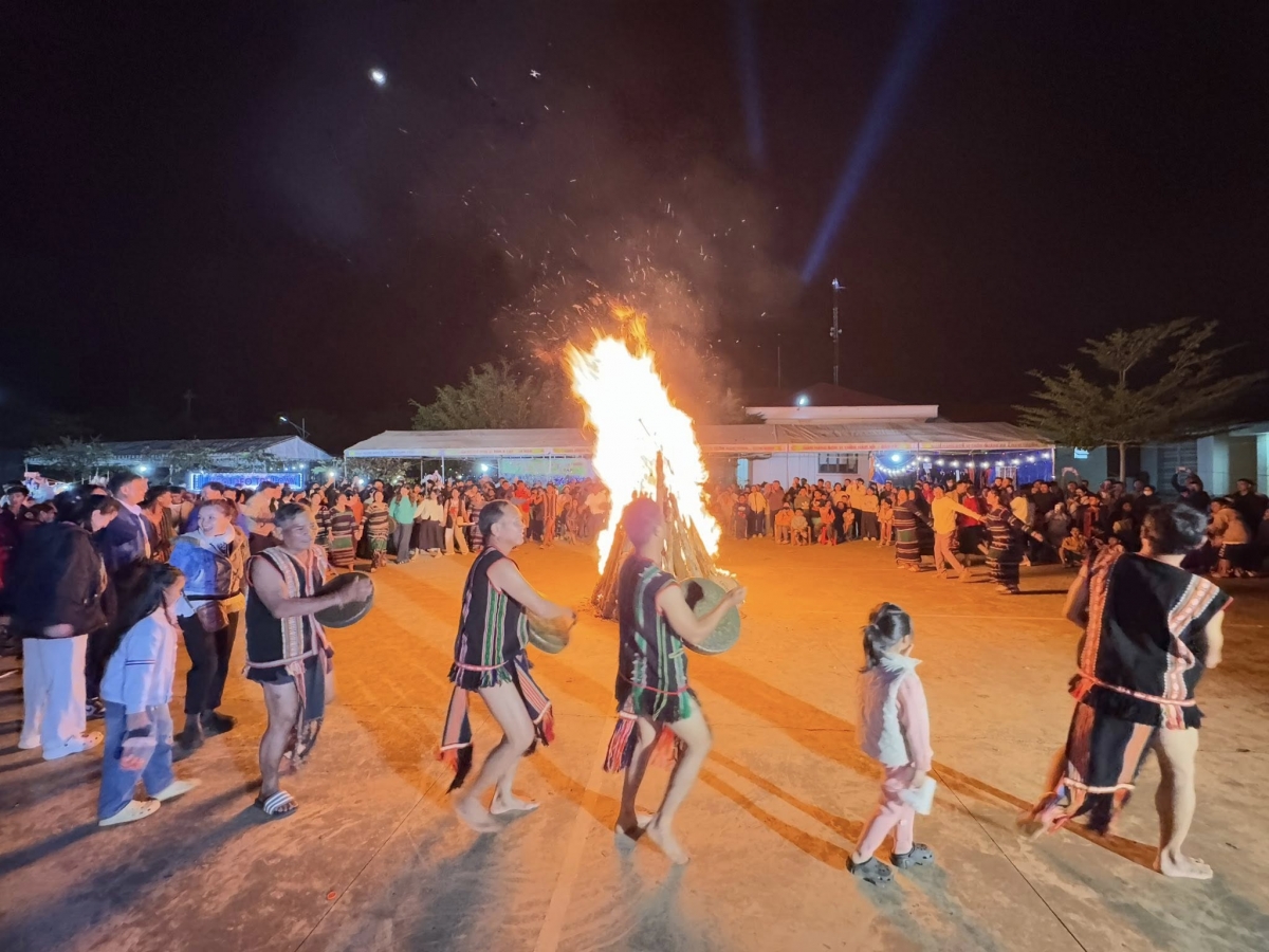 Mnuih Mnông ti să Nâm Nung mkŏ mjing knăm mơak knhuah gru.”