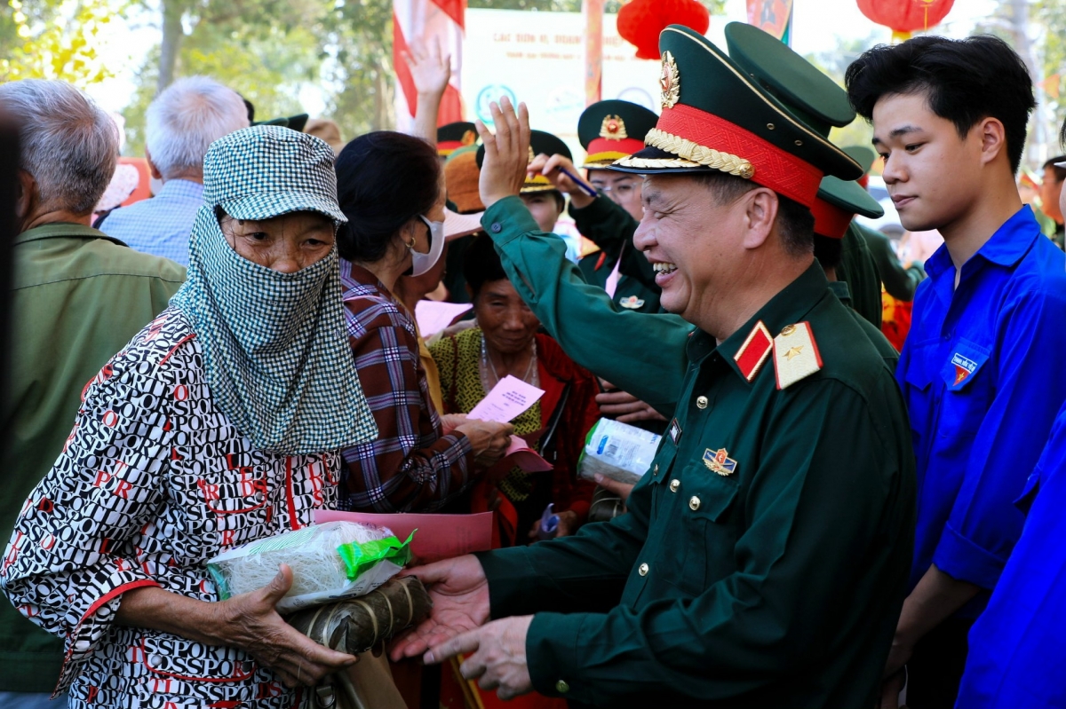 Hbru tơmeăm Têt ăm mâu rơpŏng kuăn pơlê xơpá a tíu tơkăng kong