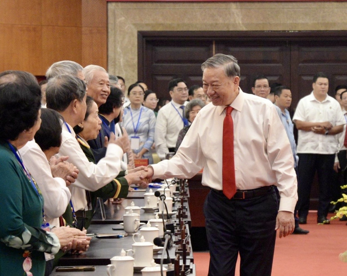 Khua git gai Ping gah ơi Tô Lâm nao čuă hăng bơni hơ-ơč Tê̆t kơ Ping gah, gong gai hăng mơnuih ƀôn sang ƀôn prong Hồ Chí Minh