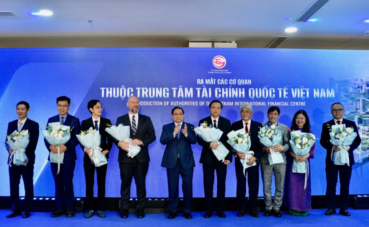 
Thủ tướng tus bal Dơ̆ tơlik mat Anih tờm priă jền Ală lơgar Việt Nam tàm ƀòn dờng Hồ Chí Minh