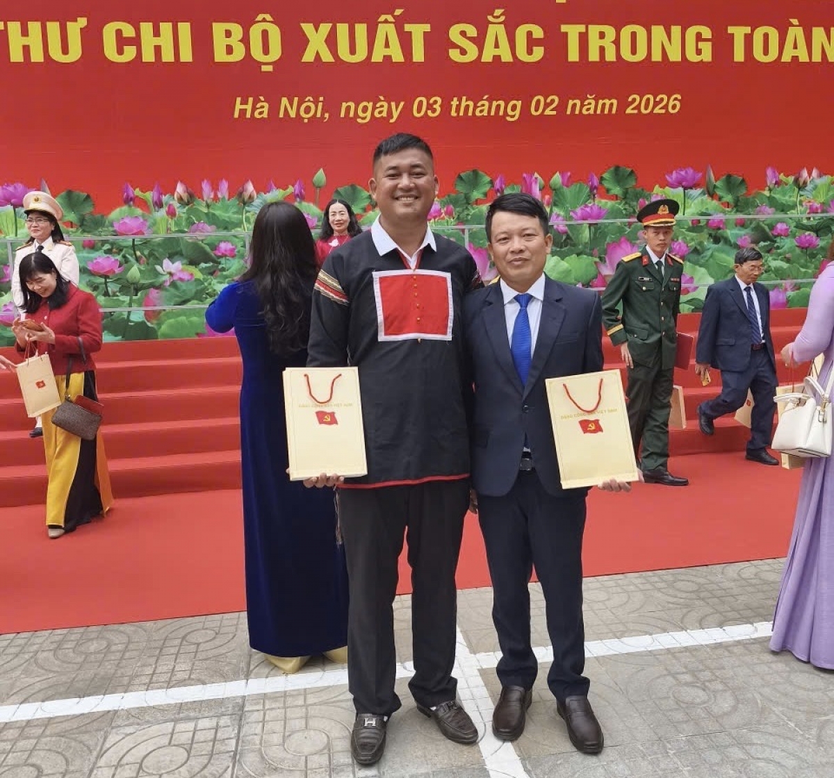 -Ayong Y Khăm Ta Niê gah ieo arăng pơpŭ bơni amăng mông jơnum prong hơdor glăi tal 96 thun hrơi akŏ pơdong ping gah Cộng sản Việt Nam