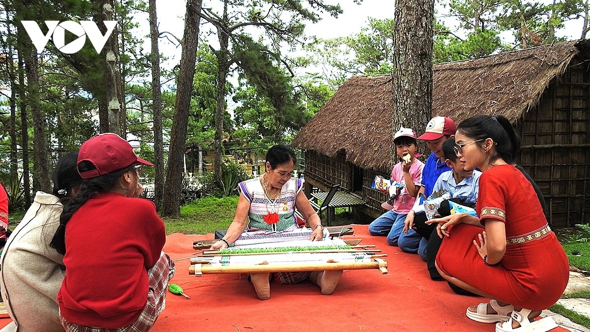 Menyim khan bai di urang bangsa  brei ka tuai damuai mai mong iek
