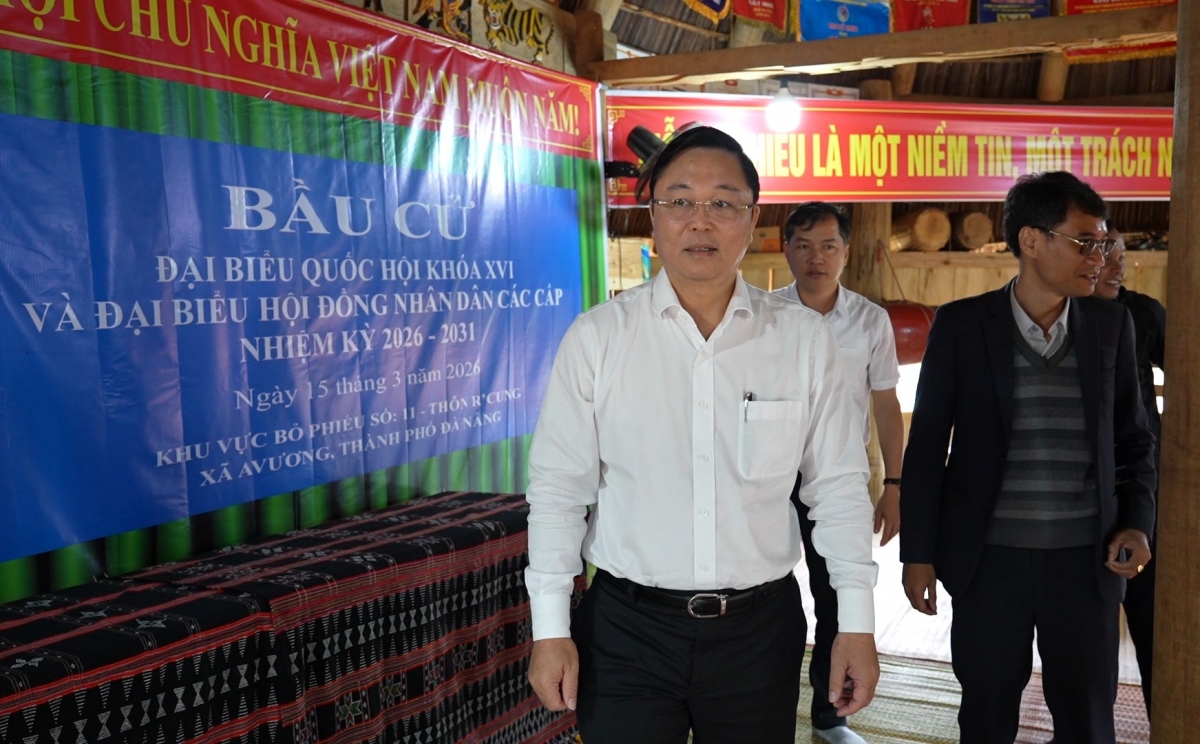 Ông Lê Trí Thanh, Chủ tịch UBMTTQVN thành phố Đà Nẵng đi kiểm tra công tác bầu cử tại xã A Vương- Ảnh Báo Đà Nẵng