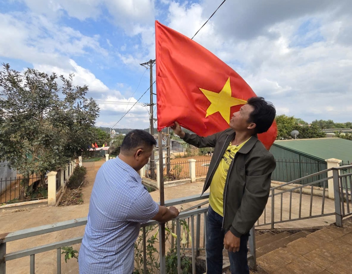 Mơnuih ƀôn sang ƀon Bu Gia hlă hla kơ ƀơi Sang gru grua plơi, čơkă hrơi ruah khua či truh