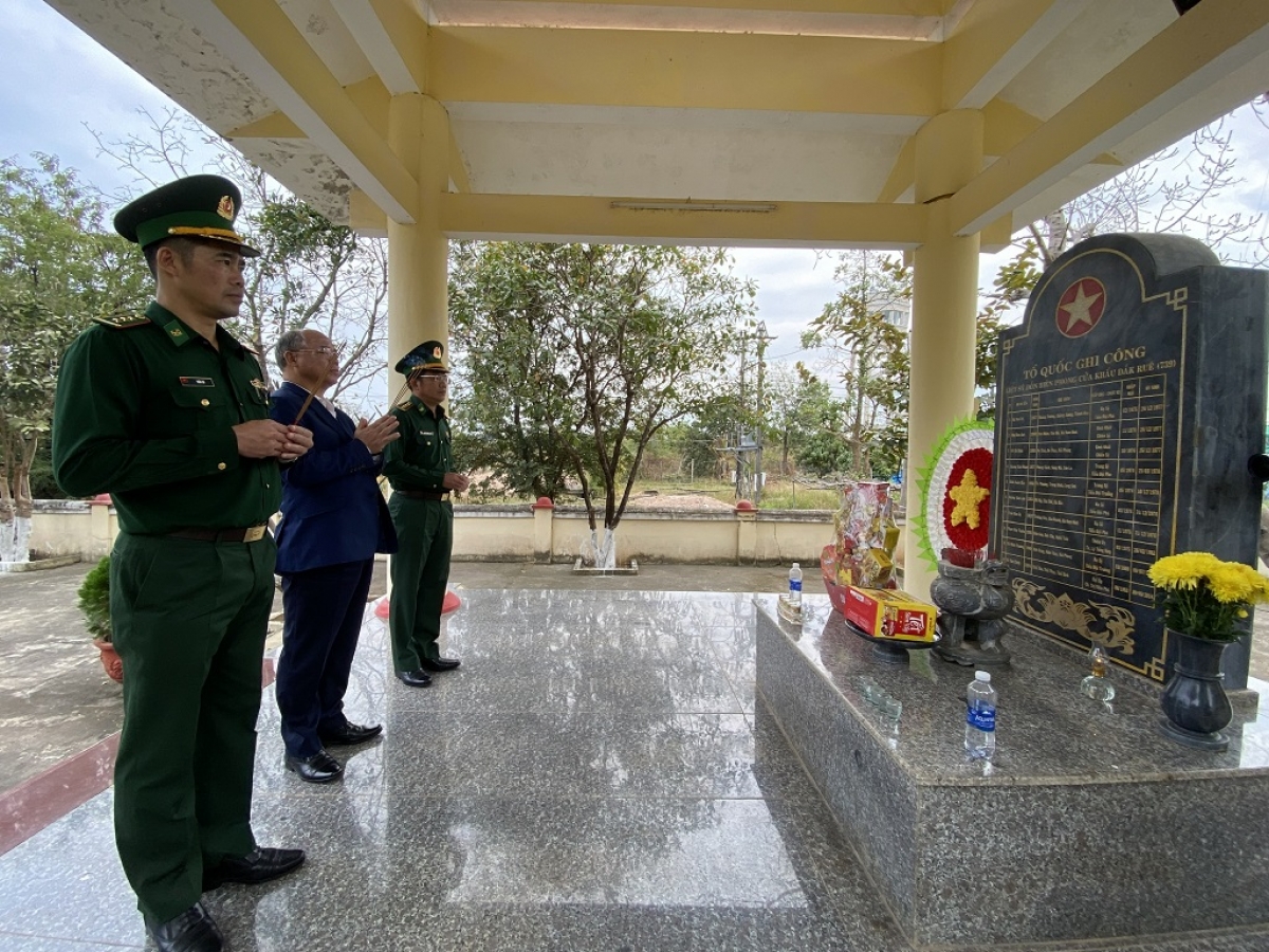 Khua mua Jơnum min mơnuih ƀôn sang tơring čar čuh ñang ƀơi Gong kut tơhan djai pơsăn drơi kơ lŏn ia Puih kơđông pơgang guai Bah amăng jang Đăk Ruê