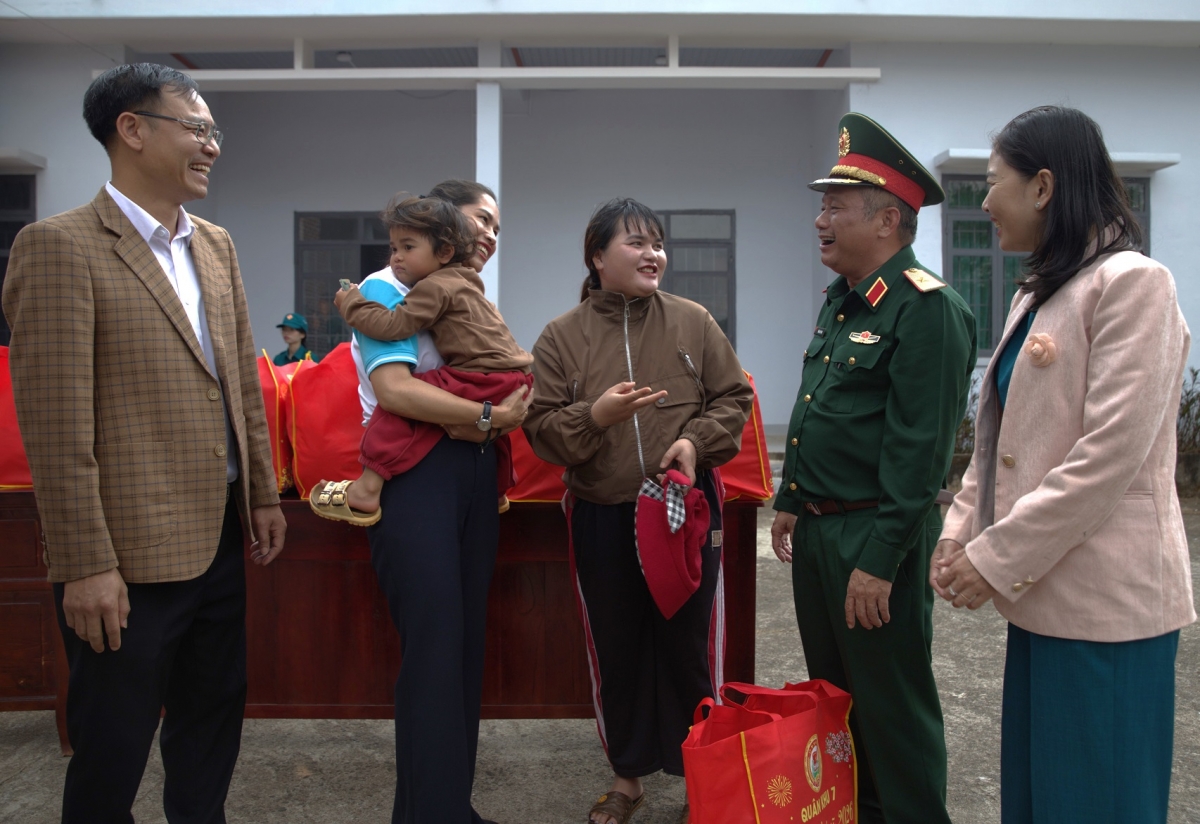 
 Thiếu tướng ồng Trần Chí Tâm lùp còp, pơndờm pơnđiang ală hìu bơnhă tàm Tuy Đức