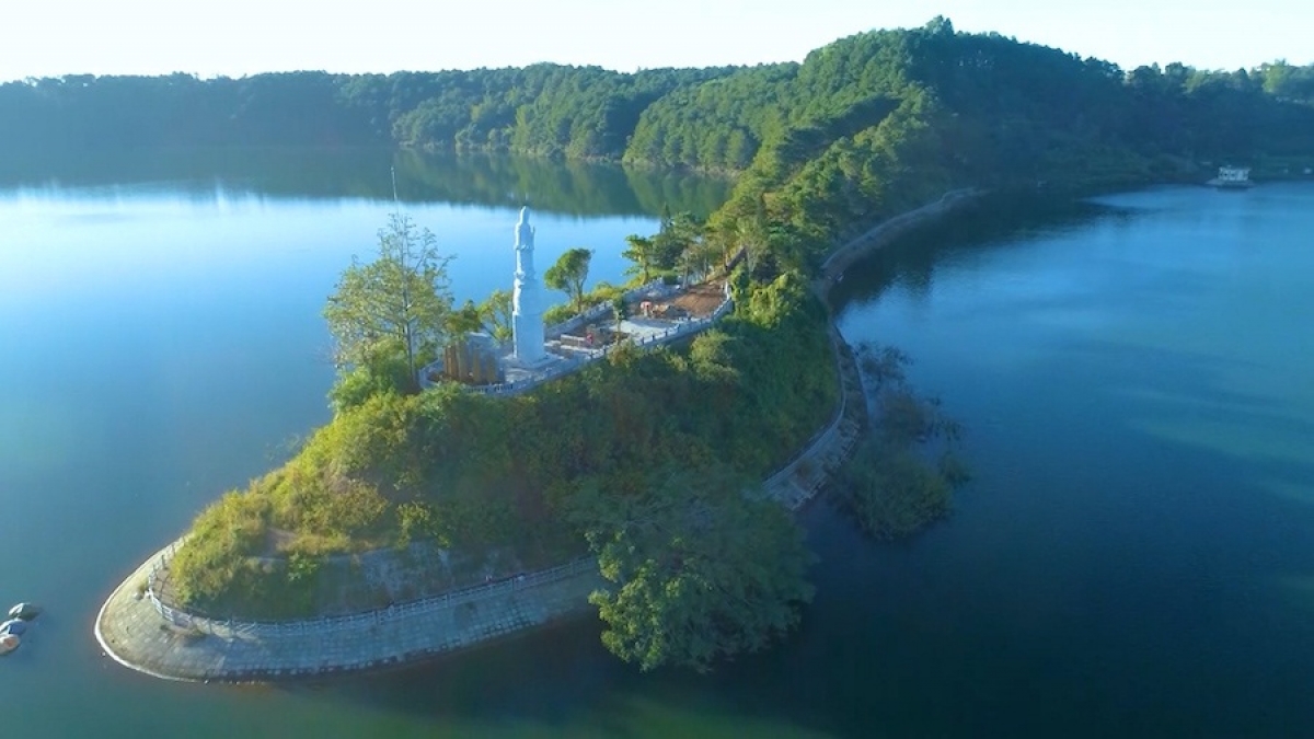 
Biển Hồ - hơnih đei pơtih nhen kŏp măt Pleiku – groi kông Gia Lai.