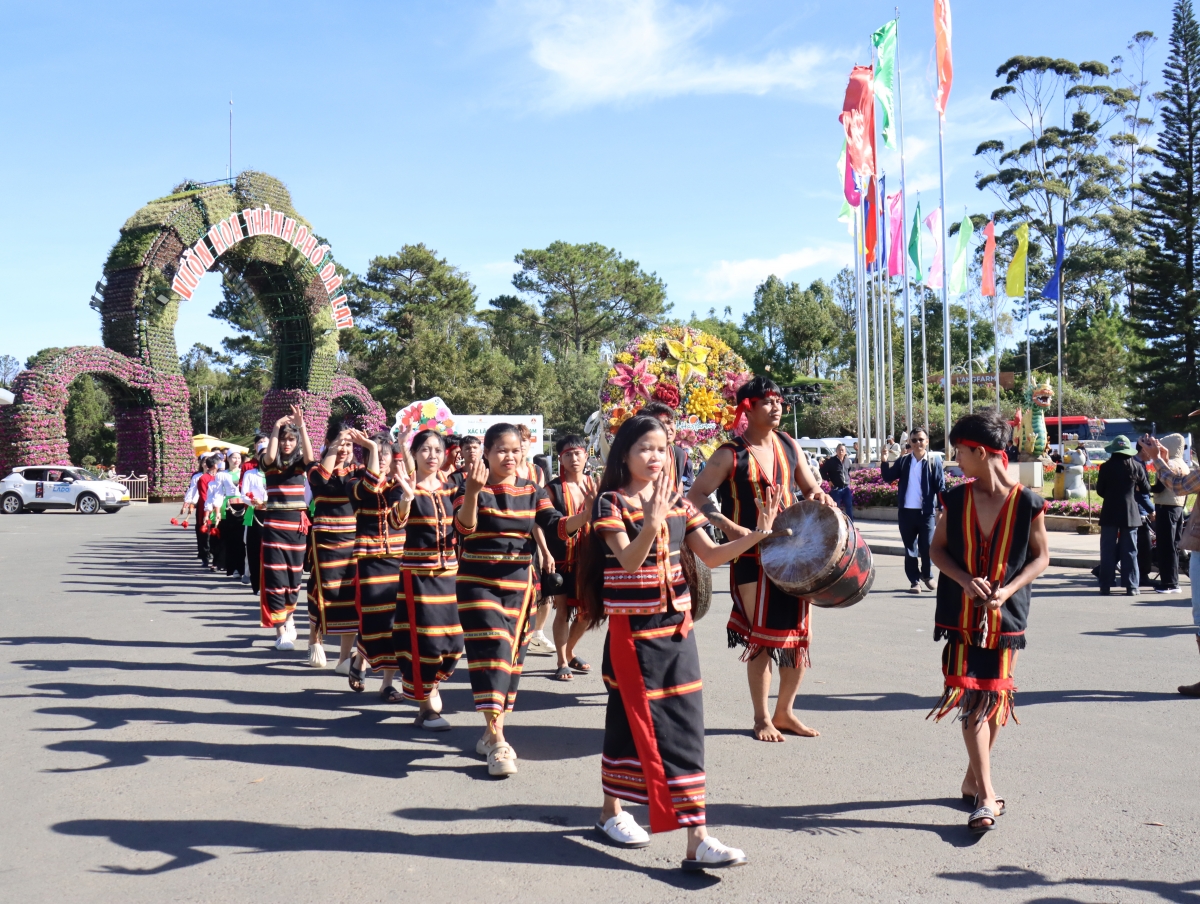 Niam chài ală jơi bơtiàn mờ rùp să ù tiah ƀòn lơgar brê bơnơm ai pà lơh gơlik bơta pràn lơh gơkờñ ai lòt nhơl Lâm Đồng in