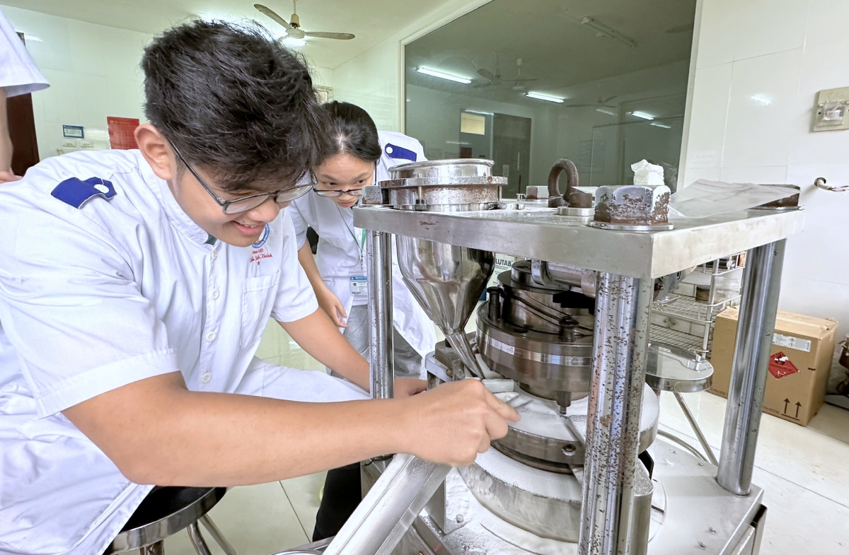 Các học sinh tập trung nghiên cứu ra các sản phẩm