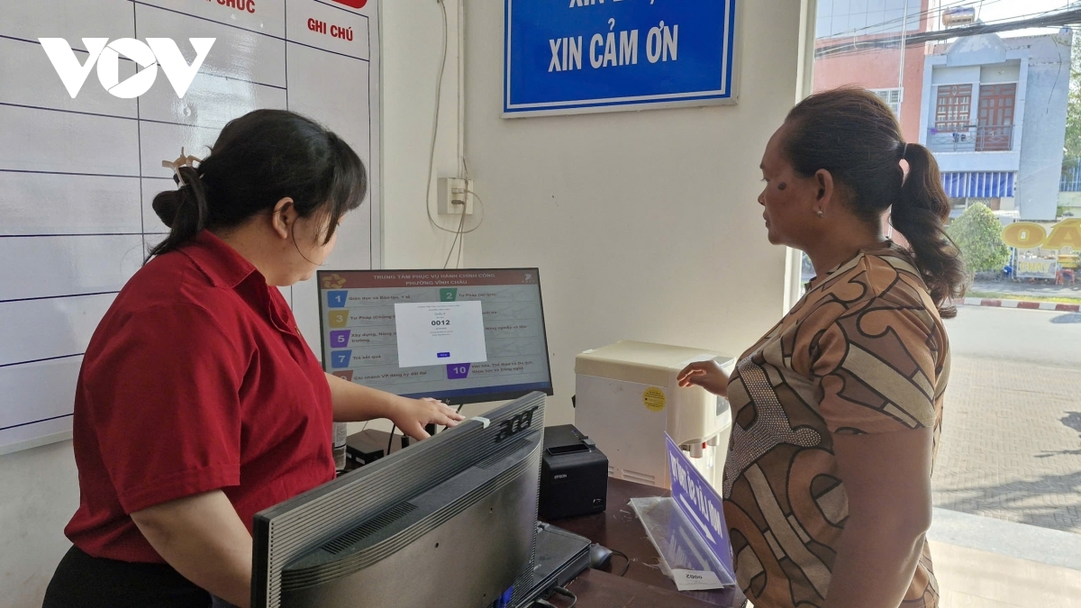 Người dân được hướng dẫn tận tình khi tới làm thủ tục