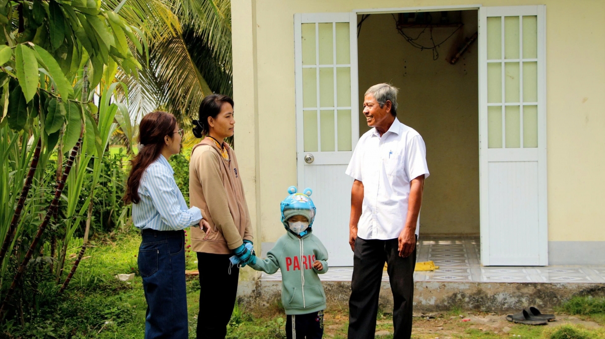 Ông Lý Đông thăm hỏi, động viên gia đình chị Linh Đa cố gắng làm ăn để sớm vươn lên