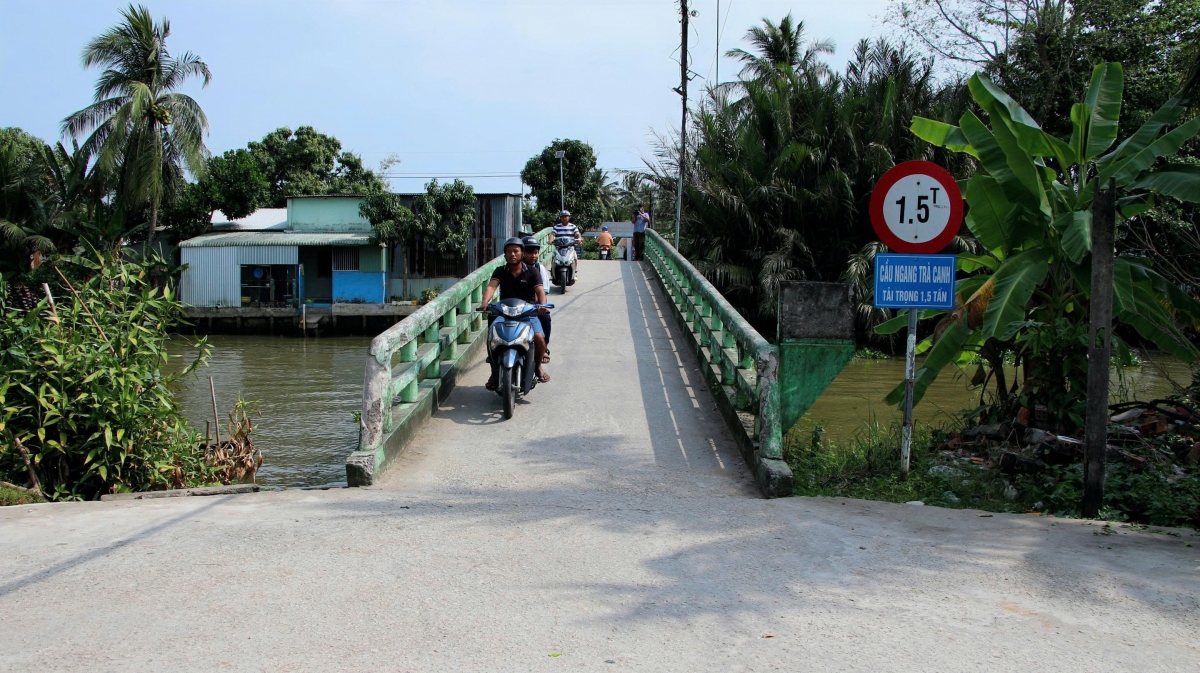Cây cầu cho ông Lý Đông và tập thể chi bộ ấp Trà Canh B vận động xây dựng