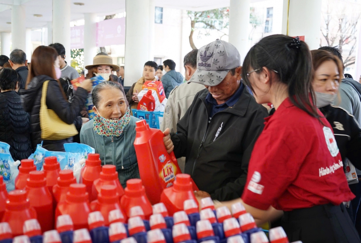 Người dân mua hàng miễn phí tại Chương trình “Tết nhân ái - Chợ Tết 0 đồng”