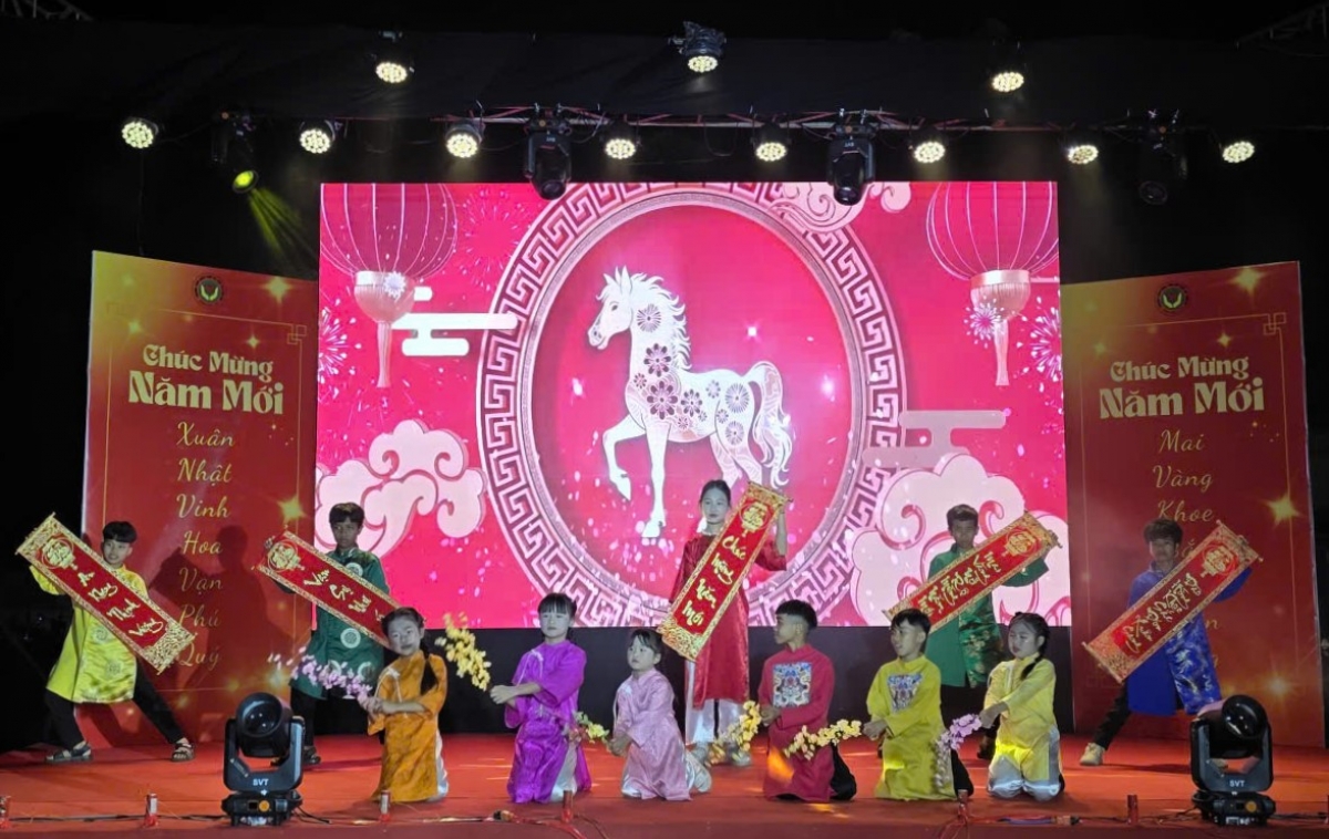 
Mĭnh tơdrong joh ayŏ kơdŏ soang yua đơ̆ng đe hŏk tro tơ̆ hơnih âu hơri hơsoang