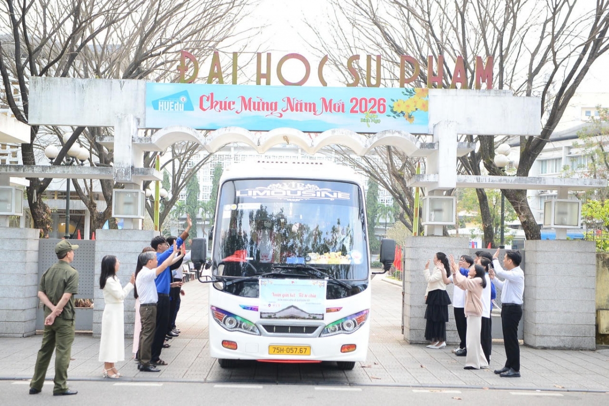 Những cái vẫy tay, nụ cười rạng rỡ của thầy cô và sinh viên là khoảnh khắc ấm áp của “Chuyến xe nghĩa tình”; Tết đã thực sự về gần với sinh viên xa quê.