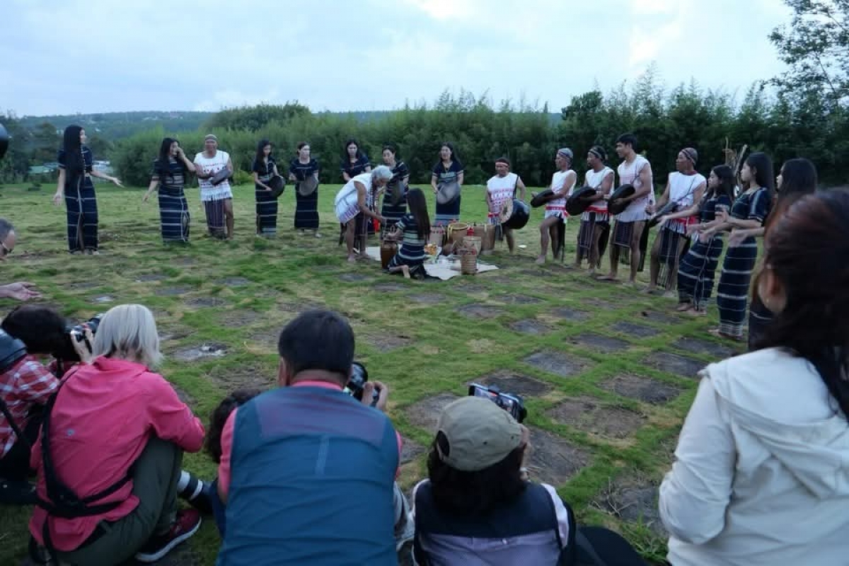 Dròng cing tàm tiah ơm rơlô să Hồ Gia Trang Lâm Hà