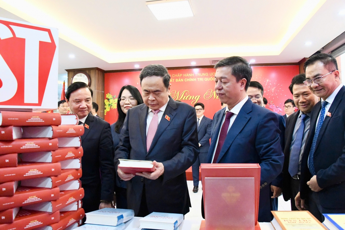 Củ tịc Quốk hội ồng Trần Thanh Mẫn tus Pơrjum yal tơngĭt pang sră Adăt boh lam