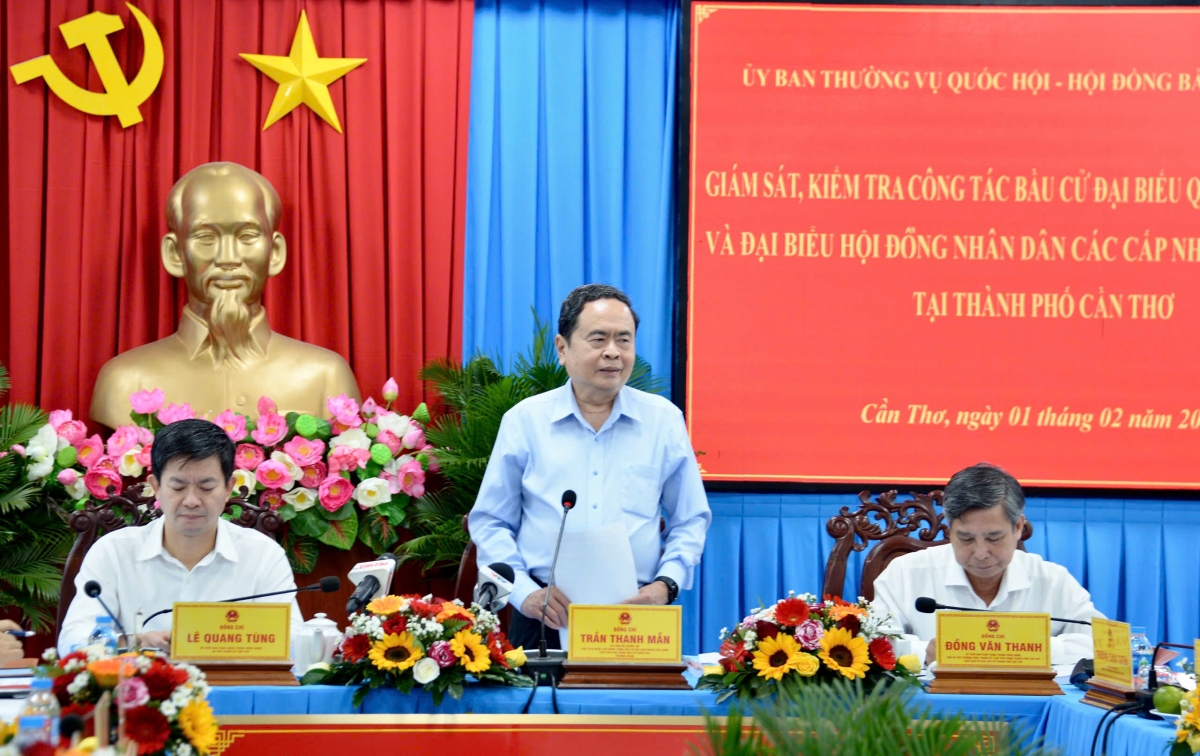 Kruanh Quốc hội Trần Thanh Mẫn uănh nđôi trong kan săch ta Cần Thơ
 