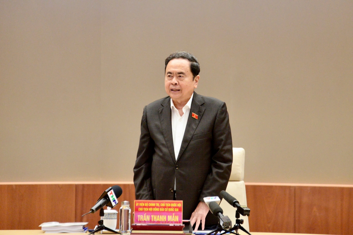 Kruanh Quốc hội Trần Thanh Mẫn uănh năl nău kan săch kruanh ta Hải Phòng.