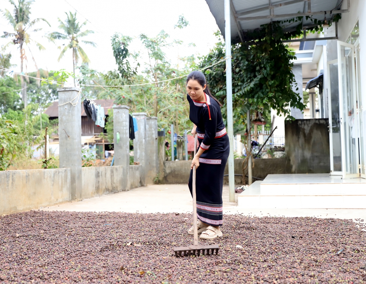 Được hỗ trợ kinh phí xây nhà kiên cố, gia đình chị H Phương Kul chú tâm làm ăn và thoát nghèo.
