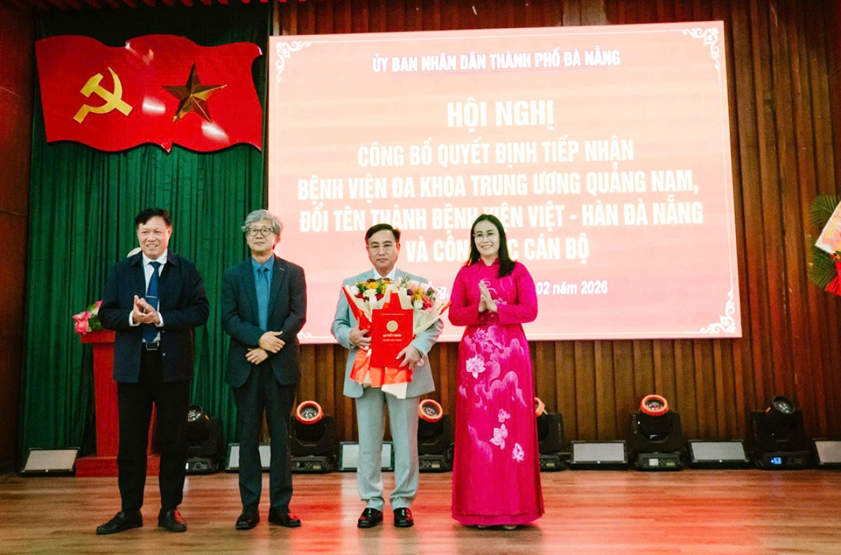 Trao quyết định tiếp nhận và đổi tên Bệnh viện Đa khoa Trung ương Quảng Nam thành Bệnh viện Việt- Hàn Đà Nẵng