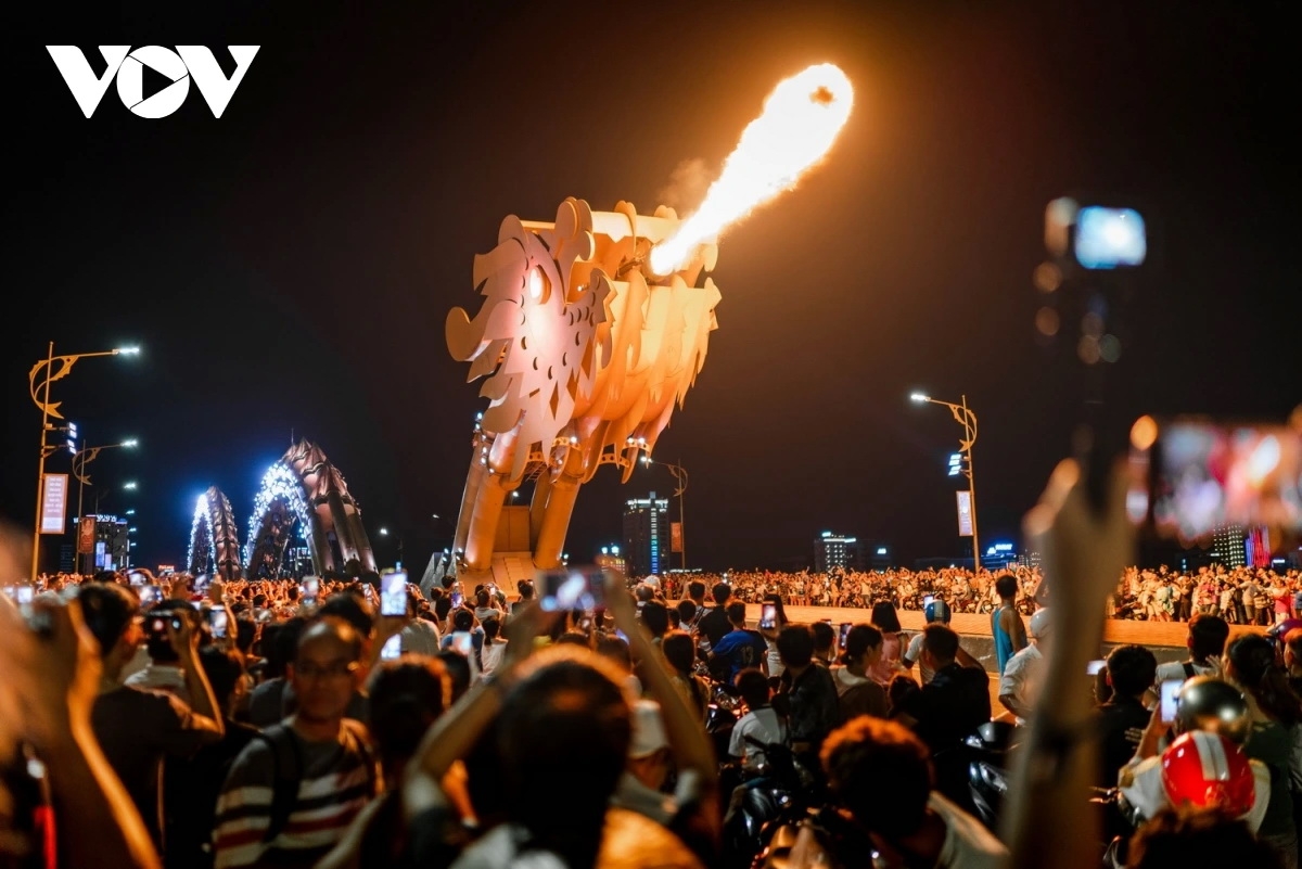 Cầu Rồng phun lửa