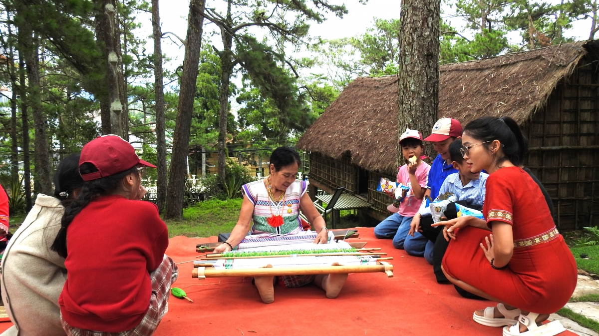 Broă tàñ ồi yau ờs mờng dong kờl làng bol geh priă, bơtàu tơnguh lòt nhơl