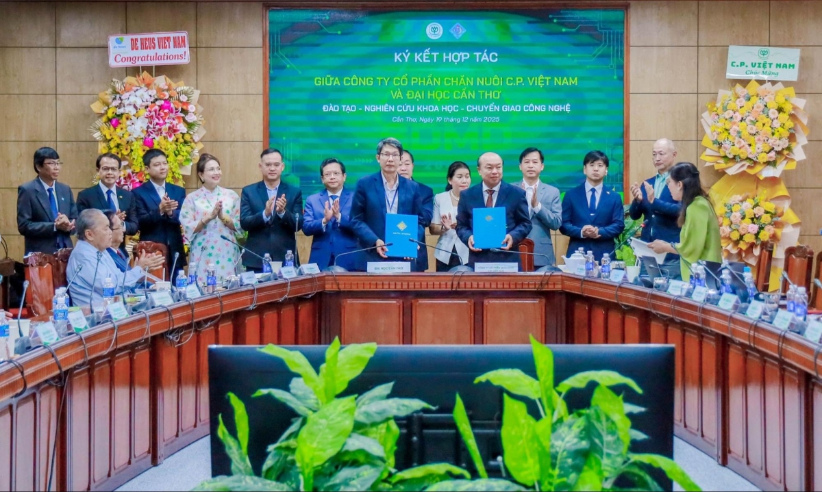 ĐHCT ký kết cùng Công ty CP Chăn nuôi C.P. Việt Nam về tăng cường liên kết, hợp tác trong lĩnh vực chăn nuôi và thú y