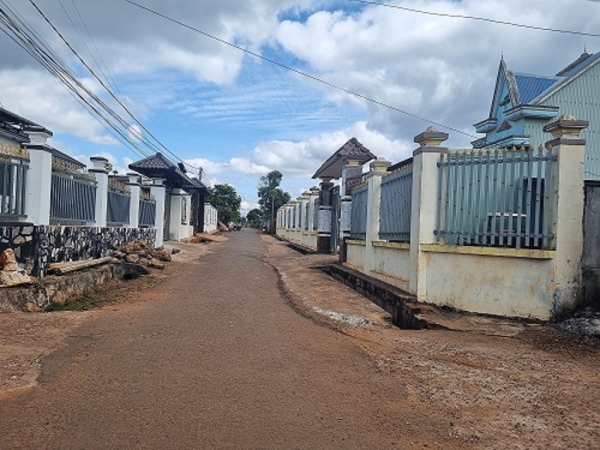 
Mĭnh păh mum plei tơring tơrang ‘nao Dơ̆k Rơng