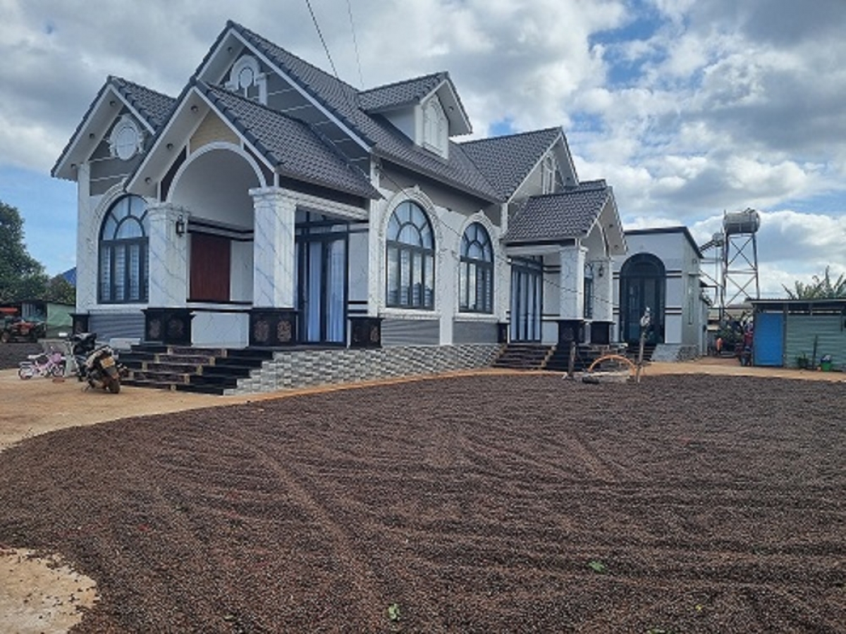  Sang pơbung Thái rơbêh 2 klai phrâo man giong hlâo hrơi Tê̆t mơ̆ng sang anŏ ơi Suưih ƀơi plơi Dơk Rơng