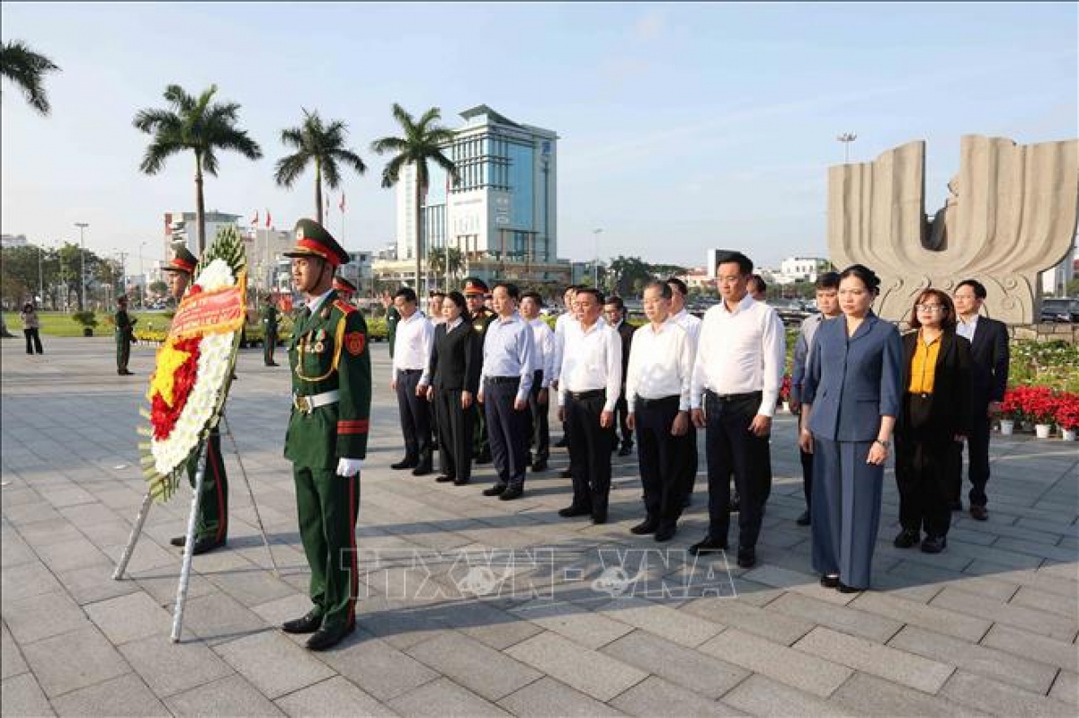 Thường trực Ban Bí thư Trần Cẩm Tú cùng các đồng chí lãnh đạo Trung ương và địa phương dâng hương tại Đài tưởng niệm TP. Đà Nẵng - Ảnh: TTXVN