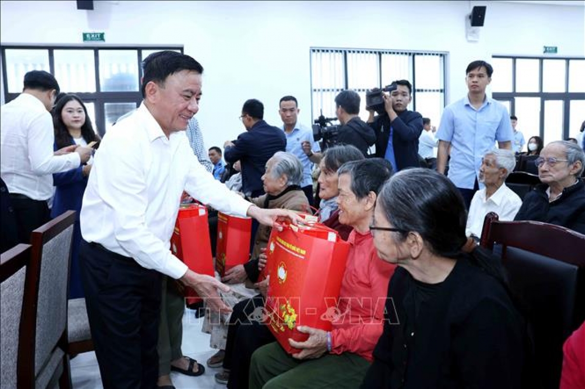 Đồng chí Trần Cẩm Tú, Uỷ viên Bộ Chính trị, Thường trực Ban Bí thư tặng quà các gia đình chính sách, hộ nghèo tại thành phố Đà Nẵng - Ảnh: TTXVN