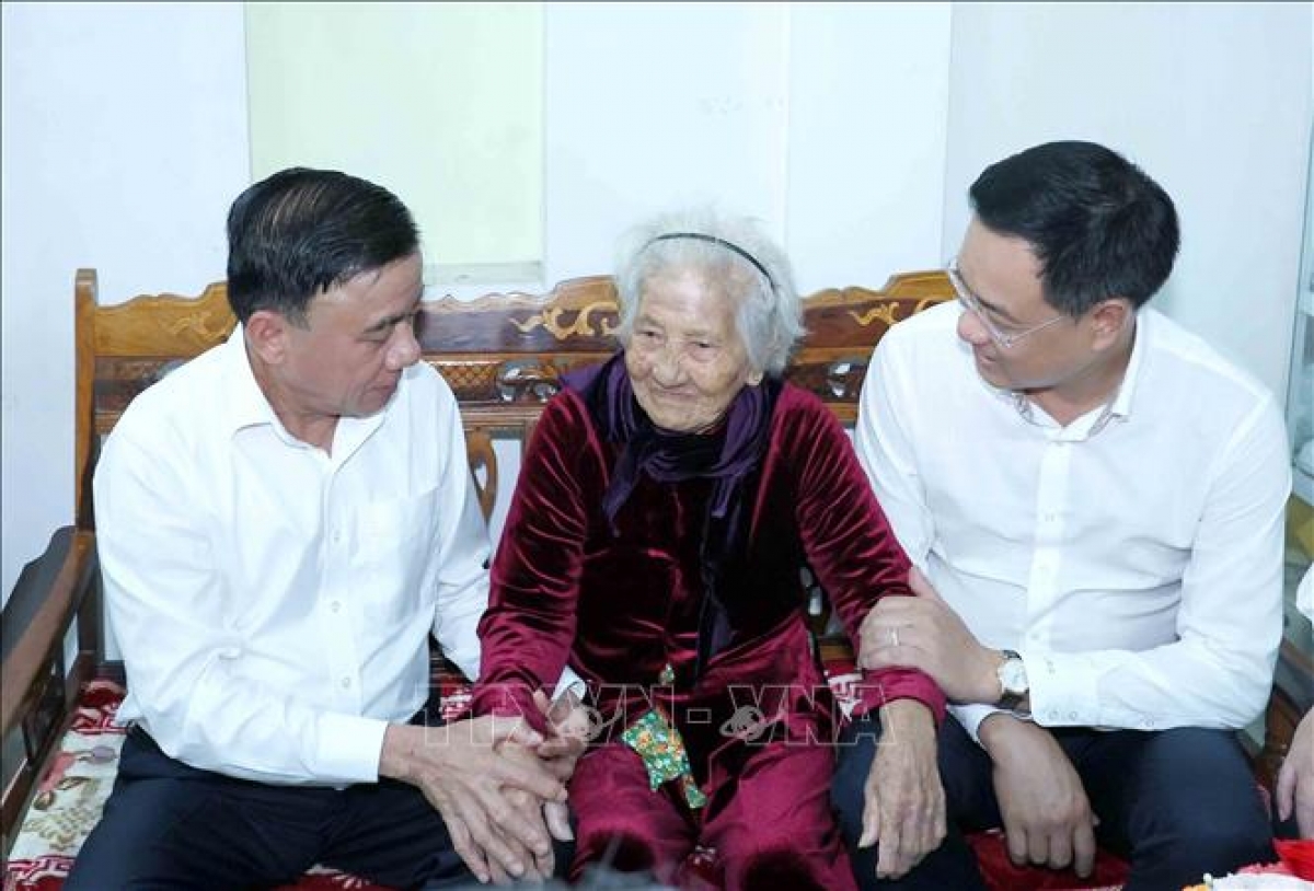 Thường trực Ban Ban Bí thư Trần Cẩm Tú thăm, chúc Tết Mẹ Việt Nam Anh hùng Nguyễn Thị Sự - Ảnh: TTXVN