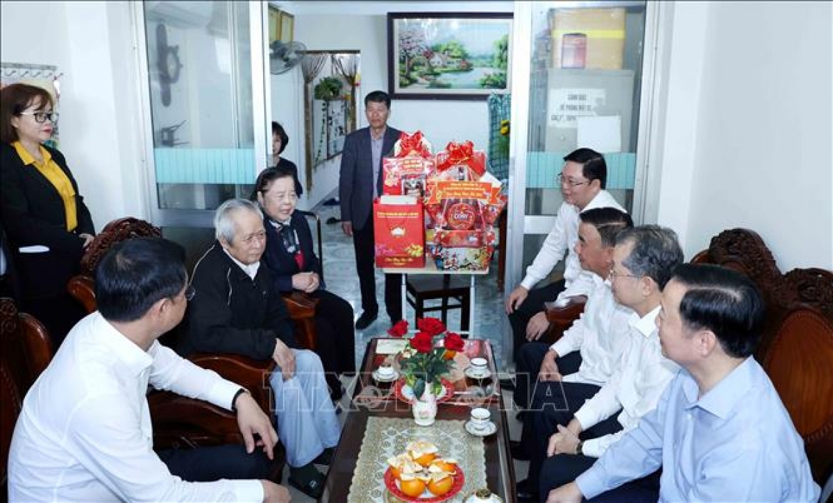 Thường trực Ban Ban Bí thư Trần Cẩm Tú thăm, chúc Tết gia đình Anh hùng lực lượng vũ trang nhân dân Huỳnh Thúc Bá - Ảnh: TTXVN