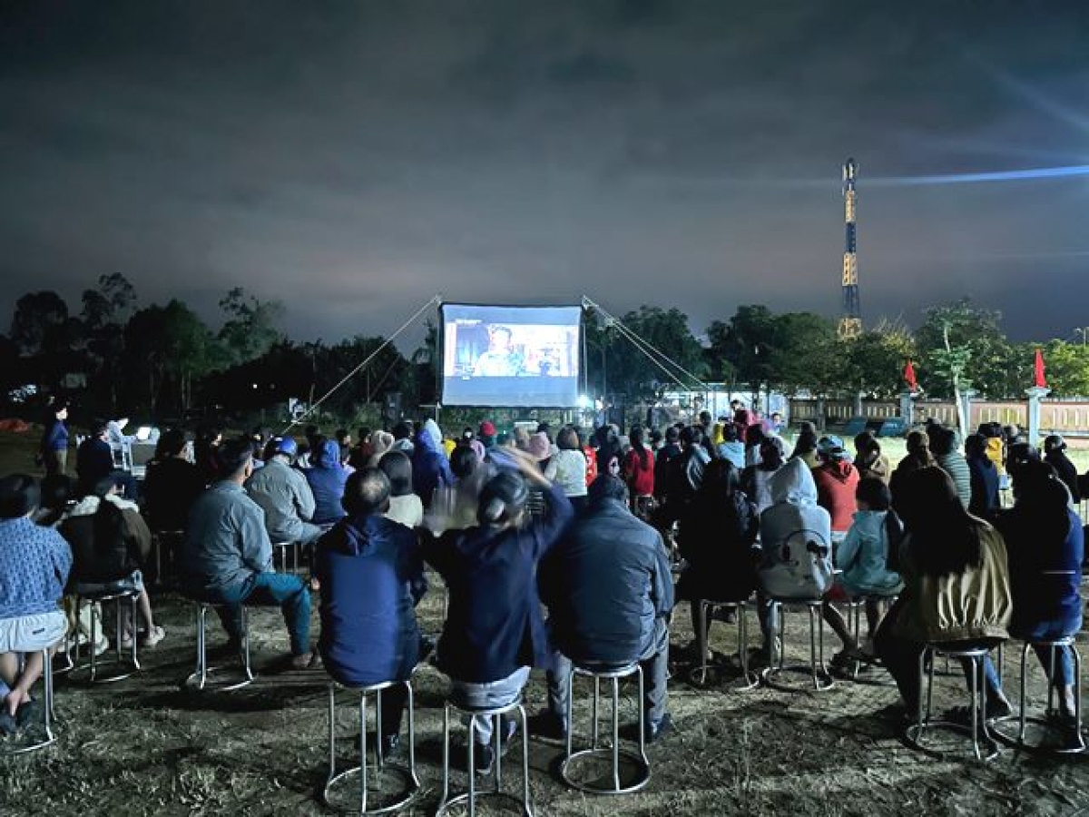 Đông đảo người dân đến xem buổi chiếu phim
