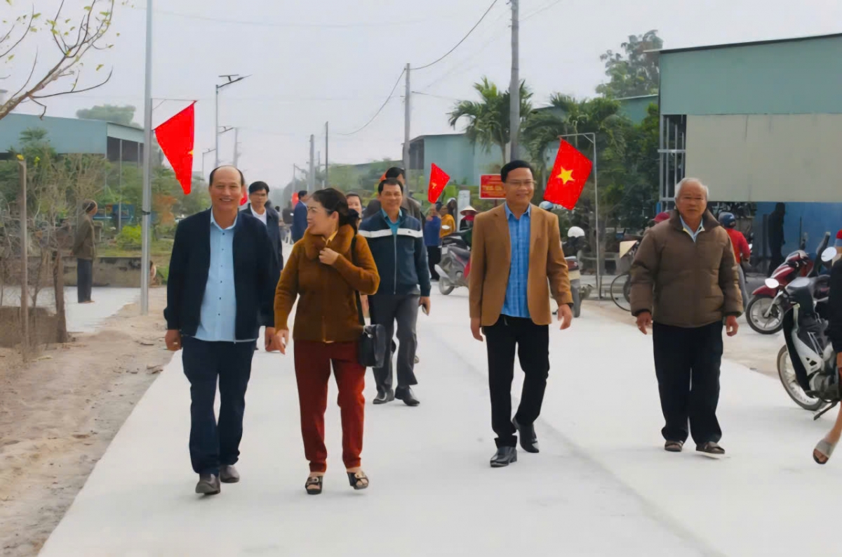 Chính quyền địa phương cùng bà con nhân dân phấn khởi đi trên những tuyến đường rộng rãi, khang trang tại Ia Hiao