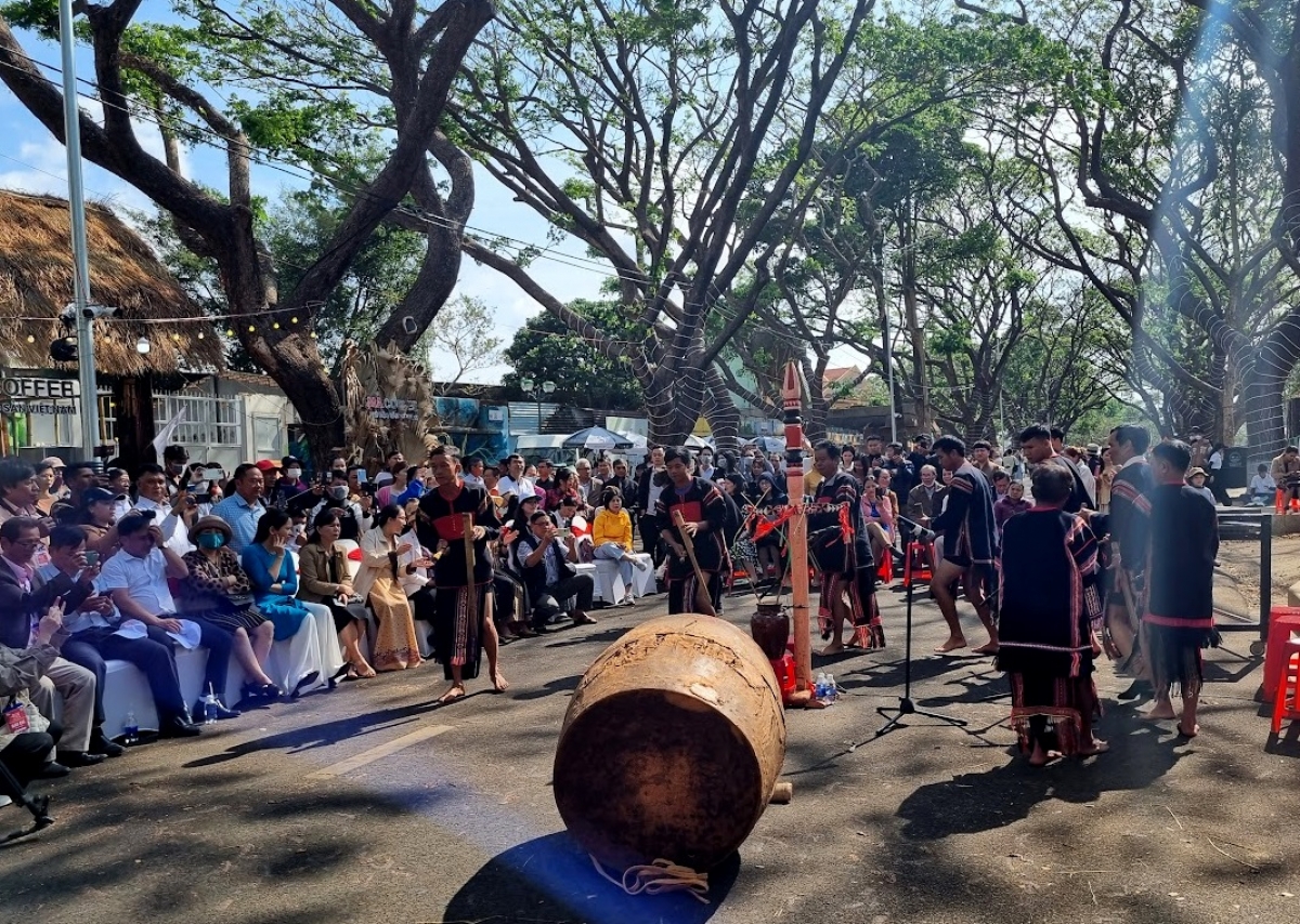 Ăp trong ntĭt leo sinh hoạt njroh mprơ way ơm dơi rdâk tay n’hanh jêng ntŭk rgum tơm nkơnh n’hơ pâl nđaih