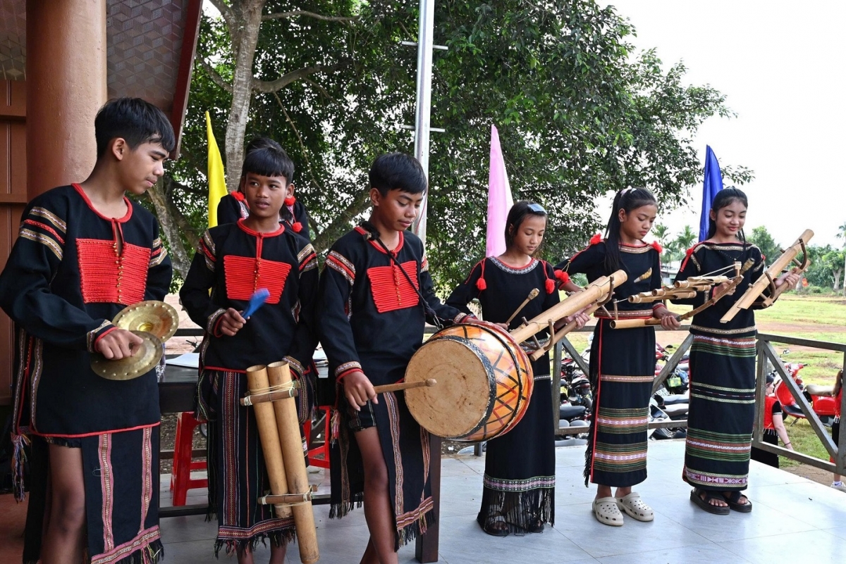 
Đơ̆ng dôm tơdrong akŏm joh ayŏ tơ̆ pơlei pơla, joh ayŏ đei vei răk tơƀăk mong păng pơdjoi ăn đe sơnăm mơlôh